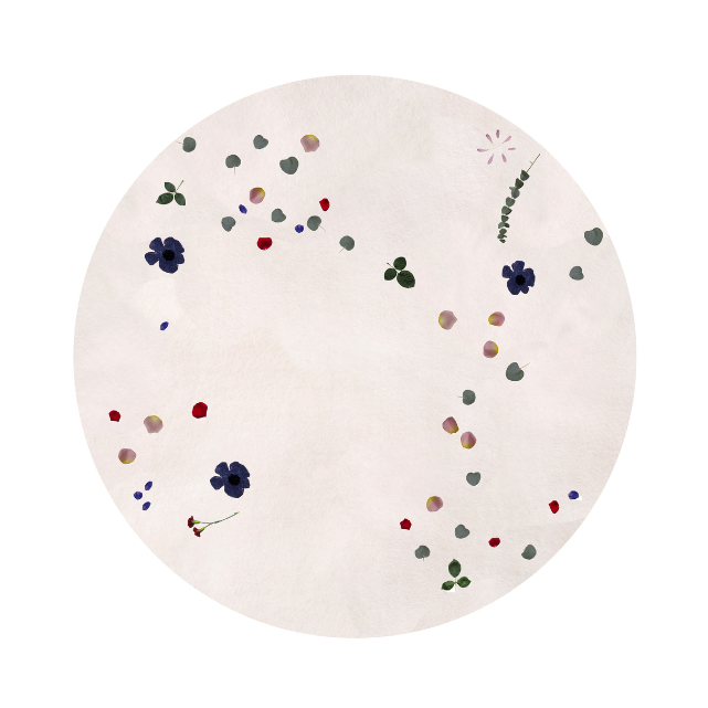 This rug is a hand-knotted Platinum Indo Nepal, one of our finest rugs. A hand-knotted base in one-color-wool with flower petals in a Tencel™-mix where some of them have an elevated pile to enhance the feeling of real flowers.