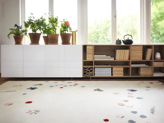 This rug is a hand-knotted Platinum Indo Nepal, one of our finest rugs. A hand-knotted base in one-color-wool with flower petals in a Tencel™-mix where some of them have an elevated pile to enhance the feeling of real flowers.