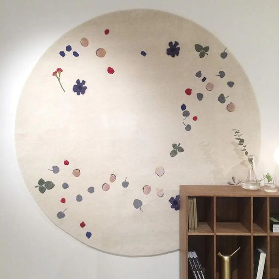 This rug is a hand-knotted Platinum Indo Nepal, one of our finest rugs. A hand-knotted base in one-color-wool with flower petals in a Tencel™-mix where some of them have an elevated pile to enhance the feeling of real flowers.