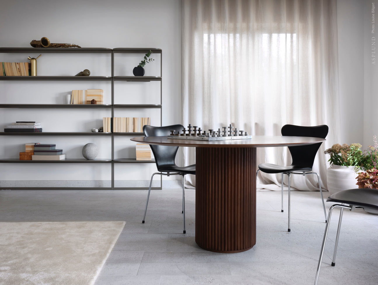 Designed by Anya Sebton and Eva Lilja Löwenhielm 2018. Round table with base in solid oak or ash panels. Top in veneer with a solid oak edge in the same color as the base. Available in multiple color options.