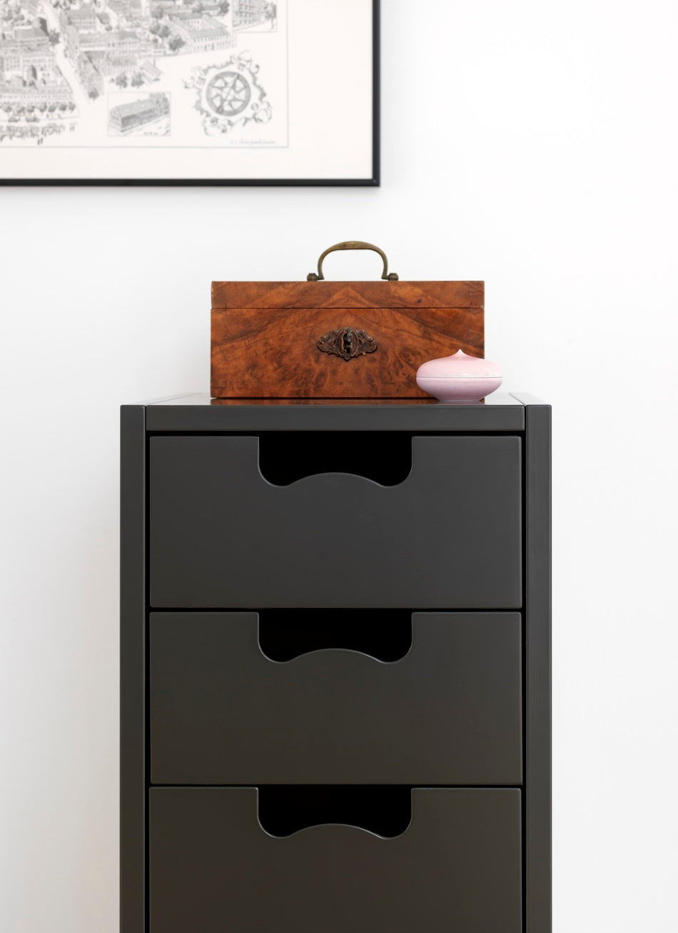 Designed by Thomas Sandell and Jonas Bohlin 1994. The classic tall Snow Drawer J4 has 4 soft-closing drawers.