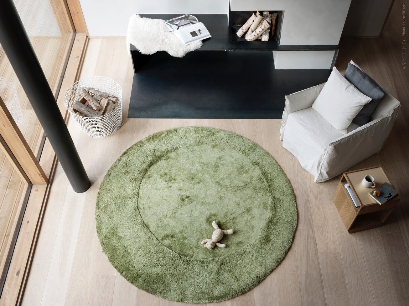Designed by Claesson Koivisto Rune 1999. Round hand-tufted rug with a hand-cut pattern.
